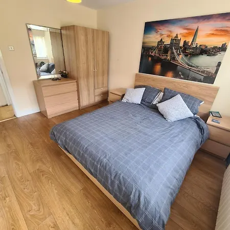 Stylish Family With Free Parking Near & Bath