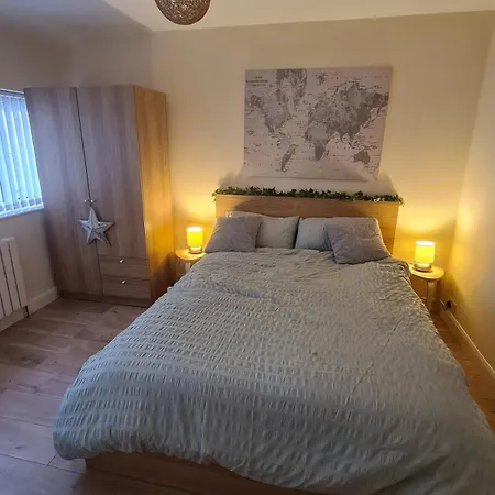 Stylish Family With Free Parking Near & Bath Apartment