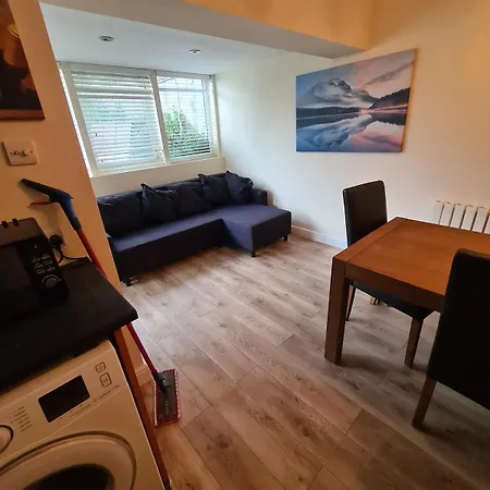 Stylish Family With Free Parking Near & Bath