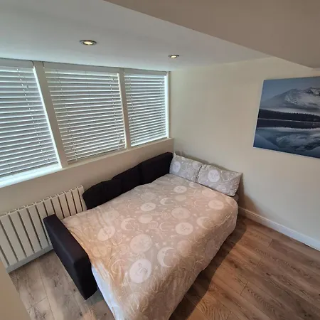 Stylish Family With Free Parking Near & Bath Apartment