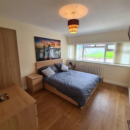 Stylish Family With Free Parking Near & Bath Apartment Bristol