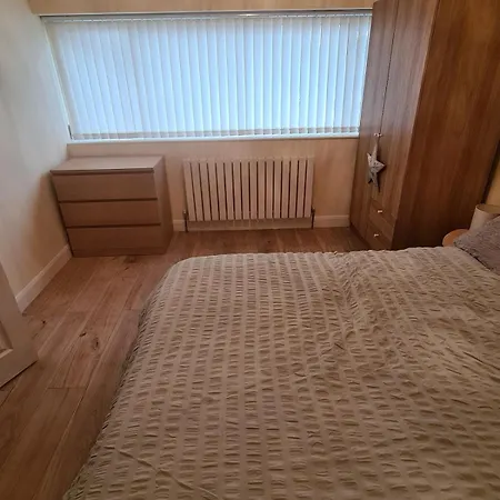 Stylish Family With Free Parking Near & Bath Apartment