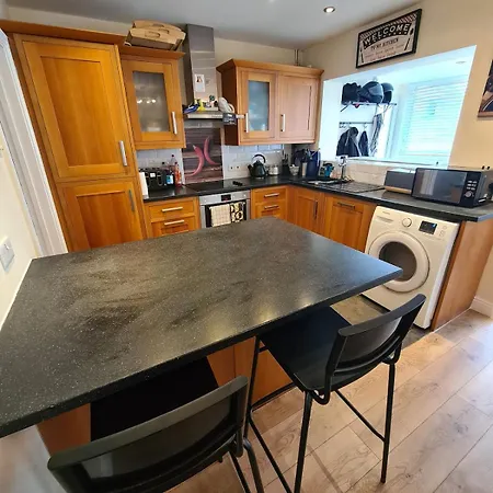 Stylish Family With Free Parking Near & Bath *
