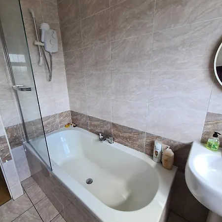 Stylish Family With Free Parking Near & Bath Apartment *